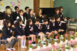 着席する園児たち