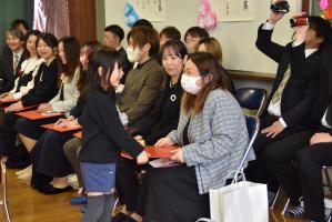 証書を保護者に渡す園児