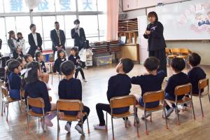 円形に座る子ども達へ話す先生