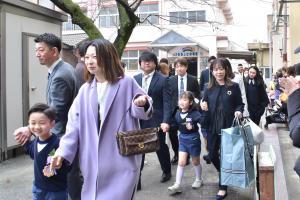 退園する保護者と園児