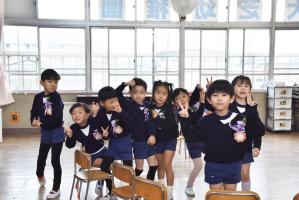 ピースする園児たち