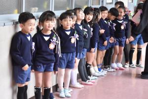 一列に並ぶ園児たち