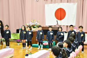 整列し歌う園児たち