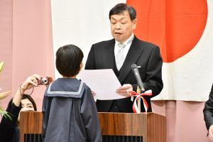 証書を受け取る園児