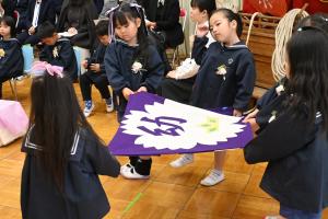 園旗運ぶ園児たち