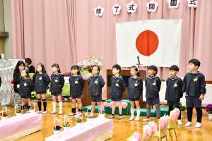 一列に並ぶ園児