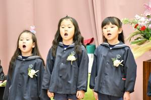 歌う3人の女の子