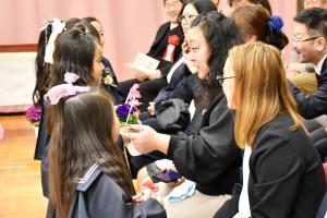 お花を渡す様子