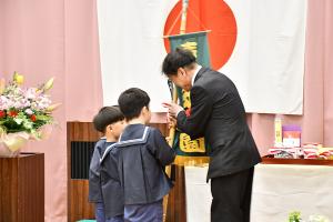 だんじりの後ろ旗を渡す様子