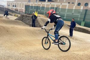 BMXコースを走る女の子