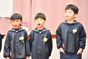 歌う3人の男の子