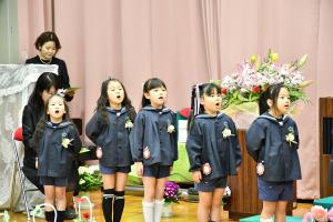 歌う5人の子ども達