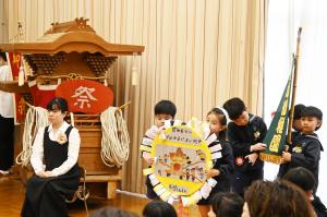 ミニだんじりの前に立つ子ども達