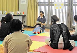 おはなしを聞く親子