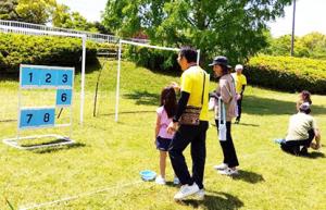 ストラックアウトを楽しむ家族