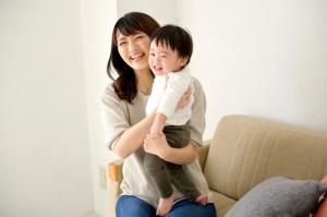 笑顔のお母さんと1歳児ぐらいの子ども