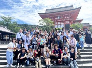 京都のお寺の前での記念撮影の様子