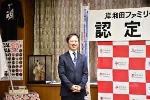 本町郵便局長が笑顔で立っている様子