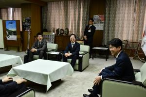 市長と本町郵便局長と下野町郵便局長が歓談している様子