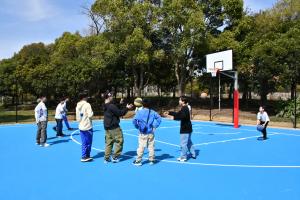 バスケコートで遊んでいる様子