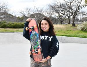 スケートボードを持っている女性