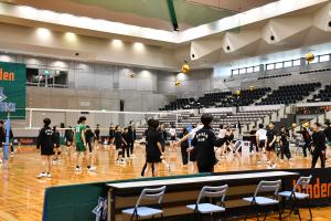 体育館で練習している写真