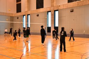 サブアリーナでボールのサブ練習中