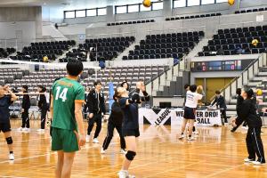 選手に教わっている様子