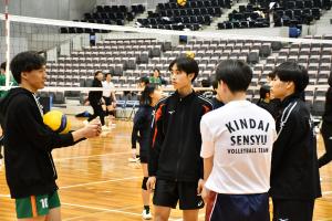 プロ選手が高校生に説明している様子