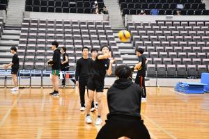 スパイクの練習中