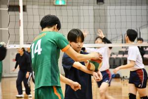 レシーブの受け方を教わっている高校生