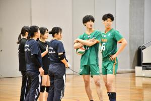 選手と高校生が話している様子