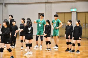 サーブの打ち方を教わっている様子