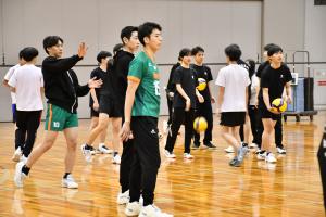 高校生のサーブを見守っている様子