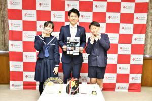 姉弟と市長の写真