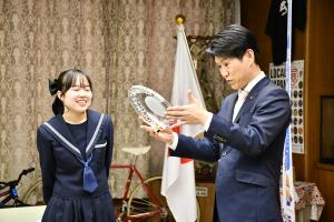 トロフィーに驚く市長