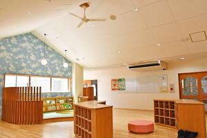 高い天井に、中央に靴箱が置かれたエントランス