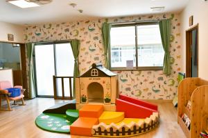 家型の遊具が置かれた室内