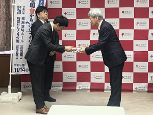 日本競輪選手会　陶器様より図鑑の贈呈