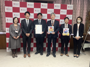 贈呈式参加者集合写真