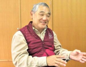 インタビュー時の岸谷会長が話している写真