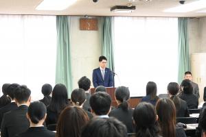 職員の前で話す市長