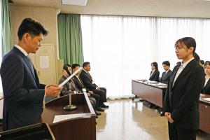 辞令を交付する市長