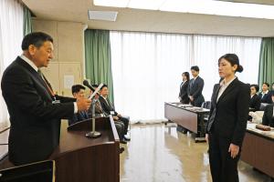 辞令を交付する教育長