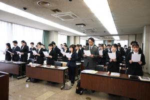 起立し宣誓書を読み上げる職員