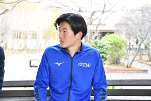 インタビューに答える山内さん