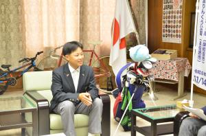 笑顔で話す畑谷さん