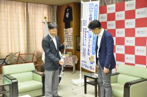 市長にパターをみせる畑谷さん