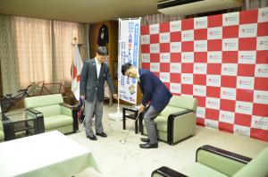 畑谷さんのパターを試してみる市長