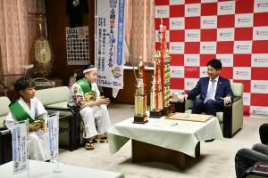 着席し話す様子